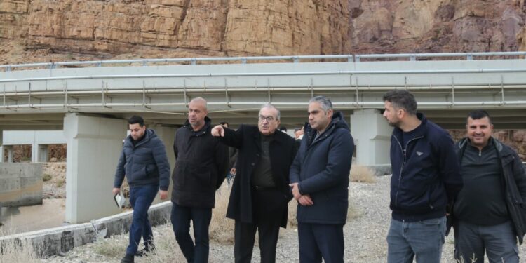 وزير الأشغال يوجه بتدعيم حمايات جسر زرقاء ماعين