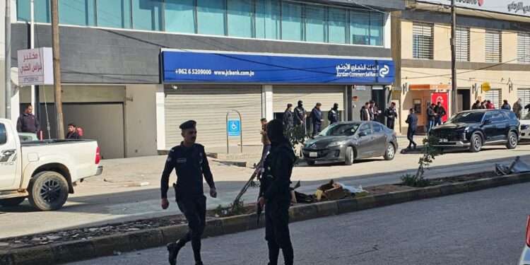 الأمن العام: القبض على الشخصين المتورطين بسرقة فرع أحد البنوك في المفرق