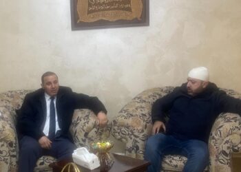 محافظ الزرقاء يزور الصحفي فيصل التميمي ويؤكد محاسبة المعتدين