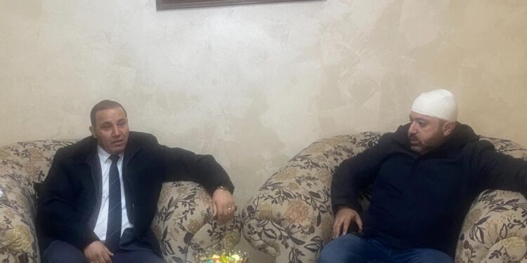 محافظ الزرقاء يزور الصحفي فيصل التميمي ويؤكد محاسبة المعتدين