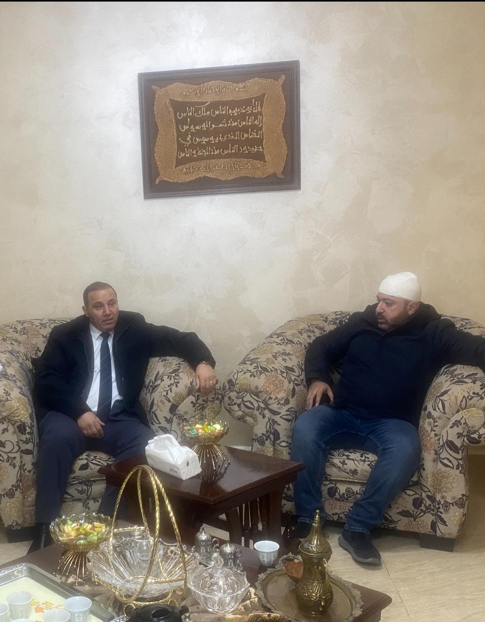 محافظ الزرقاء يزور الصحفي فيصل التميمي ويؤكد محاسبة المعتدين