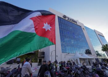 مسيرة ضخمة انطلقت من الشركة وجابت شوارع عمّان.. زين تحتفي بالعيد الرابع والستين لميلاد جلالة الملك