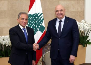 رئيس الوزراء من بيروت: نقف إلى جانب لبنان