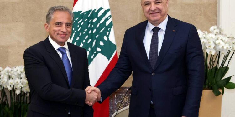 رئيس الوزراء من بيروت: نقف إلى جانب لبنان