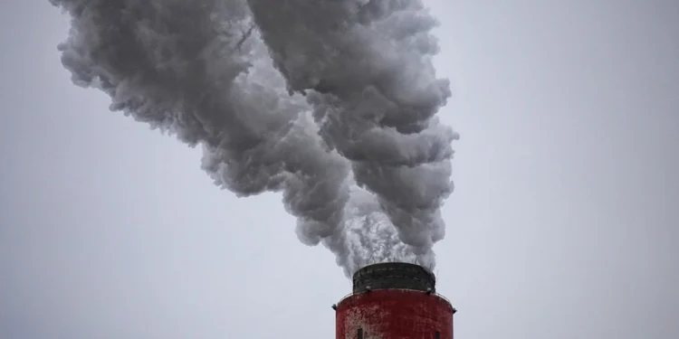 البيئة: انبعاثات مصنع السيراميك في القطرانة بخار ماء وليست ملوِّثات للهواء
