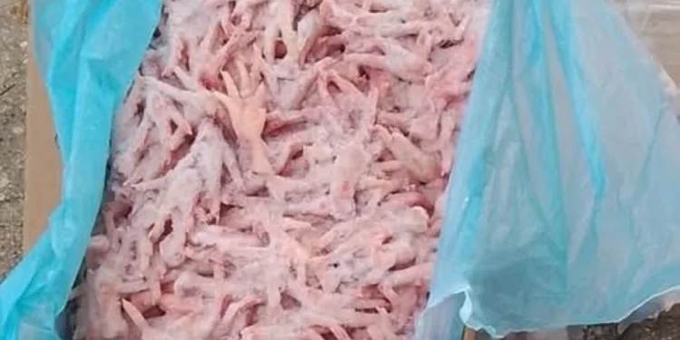 أسر عفيفة تتفاجأ بتوزيع أرجل دجاج عليهم من قبل جهة خاصة