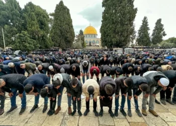 آلاف المصلين يؤدون صلاة الجمعة في المسجد الأقصى