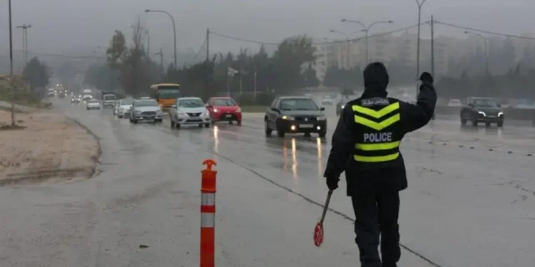 الامن يحذر من المنخفض الجوي ويدعو للابتعاد عن الأودية ومجاري السيول