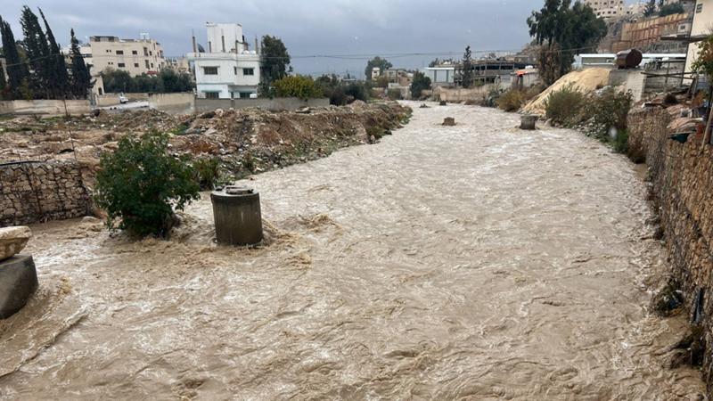 ارتفاع منسوب المياه وجريان قوي لسيل الزرقاء