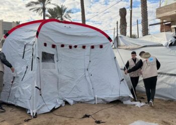 الحملة الأردنية والهيئة الخيرية توزعان خيام على النازحين في غزة