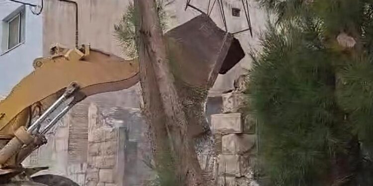 بلدية إربد تزيل بناء مهجورا آيلا للسقوط حفاظا على السلامة العامة