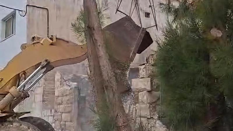 بلدية إربد تزيل بناء مهجورا آيلا للسقوط حفاظا على السلامة العامة