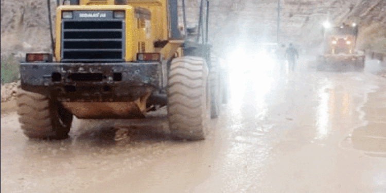 بلدية بيرين تتعامل مع آثار السيول وانجرافات بعض الطرق