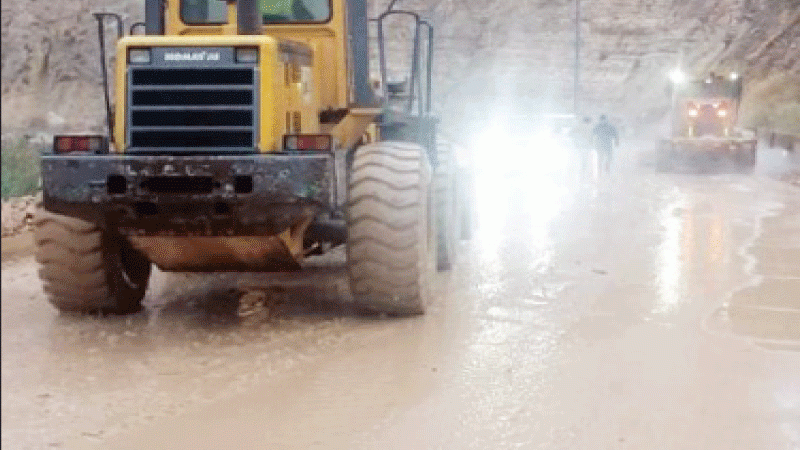 بلدية بيرين تتعامل مع آثار السيول وانجرافات بعض الطرق