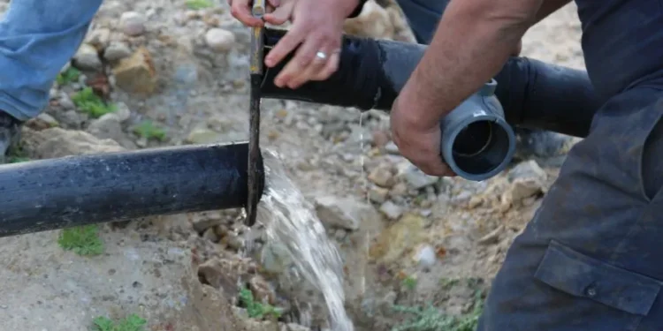 ضبط اعتداءات على خطوط مياه رئيسية وصهاريج مخالفة في الزرقاء وعمان وإربد