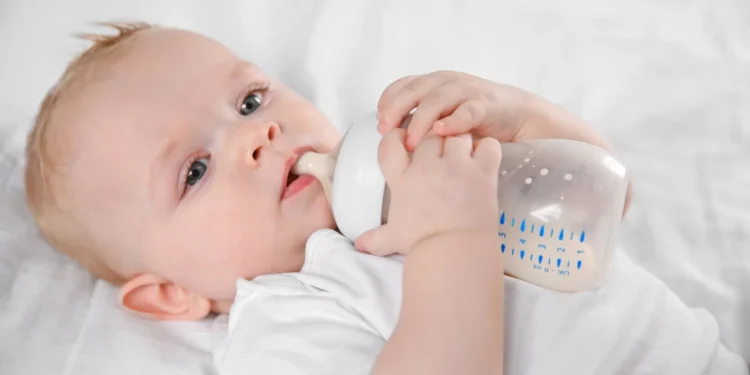 الغذاء والدواء: فحوصات محلية وأوروبية تؤكد خلوّ الحليب المسحوب من السوق من أي تلوث