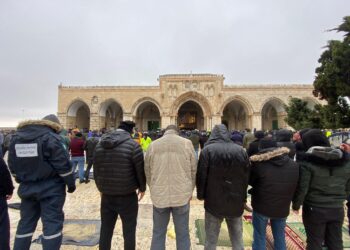 عشرات آلاف المصلين يؤدون صلاة الجمعة في المسجد الأقصى