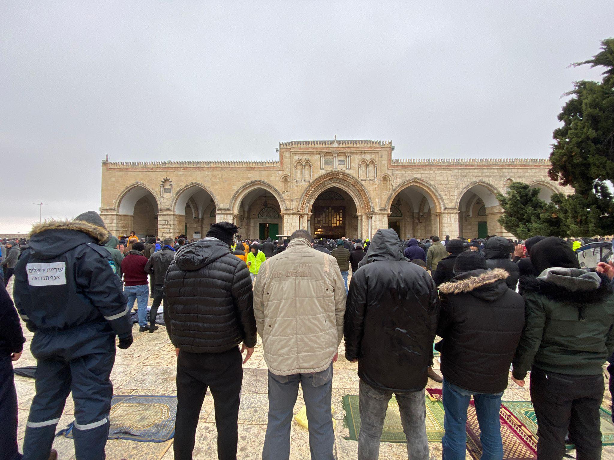 عشرات آلاف المصلين يؤدون صلاة الجمعة في المسجد الأقصى