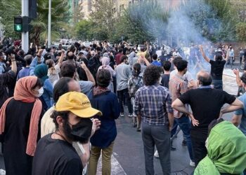 ترامب يحذّر ويلوّح بالتدخل لحماية المتظاهرين في إيران