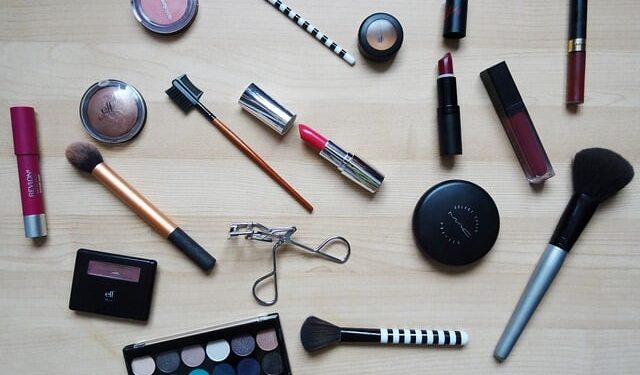 الغذاء والدواء تؤكد منع الإعلان والترويج لأي مستحضر تجميلي دون موافقة مسبقة