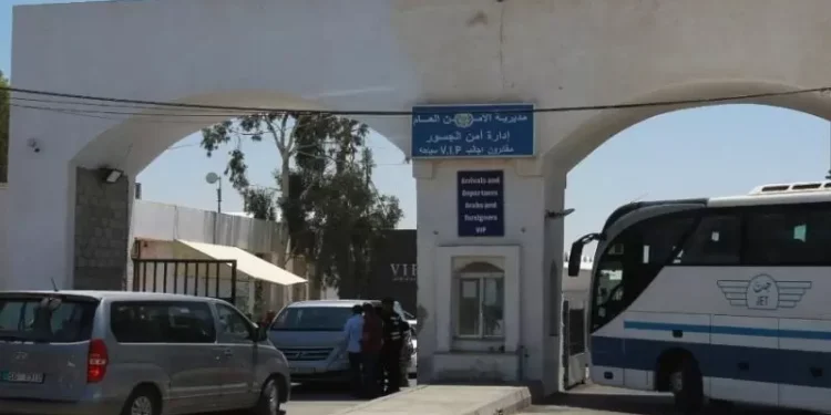 حركة نشطة على جسر الملك حسين بسبب عودة المعتمرين