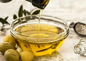 زيت الزيتون التونسي يصل مستودعات الاستهلاكية المدنية