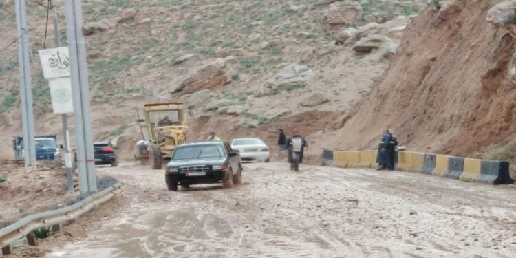 إغلاق مؤقت لشارع سيل الزرقاء الفرعي لإزالة الصخور والأتربة