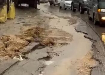 شوارع إربد غارقة بالحفر.. والبلدية تُحمل الشركات الخدماتية المسؤولية