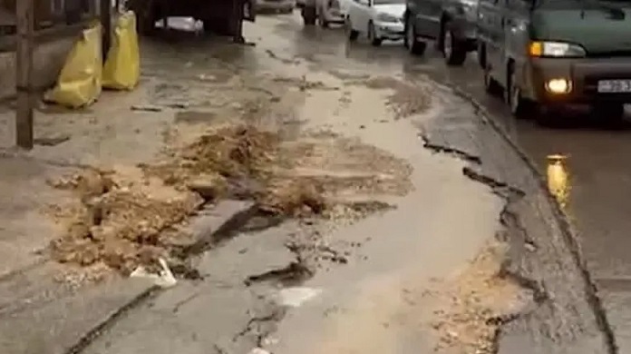 شوارع إربد غارقة بالحفر.. والبلدية تُحمل الشركات الخدماتية المسؤولية
