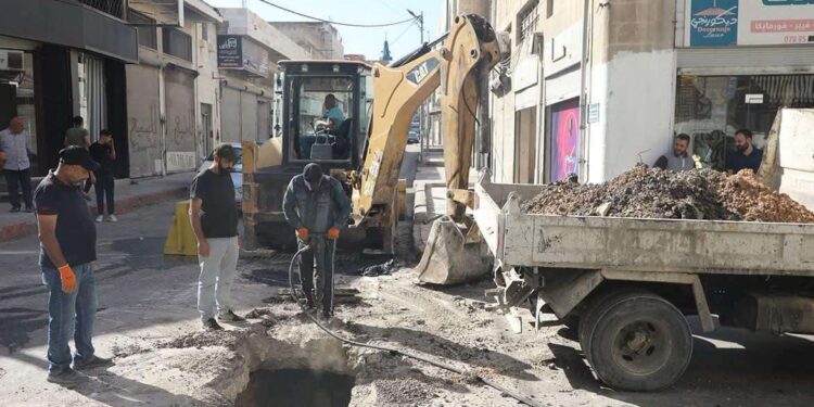 بلدية إربد تواصل صيانة شبكات تصريف مياه الأمطار