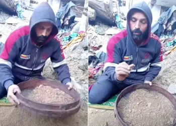 مشهد صادم من ركام غزة.. يجمع عظام زوجته بـ الغربال