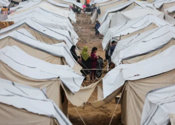 أزمة صحية جديدة تضرب خيام النازحين في قطاع غزة