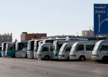 الخرابشة: إطلاق المرحلة الثانية من تطوير النقل بـ180 حافلة وأنظمة دفع وتتبع إلكترونية
