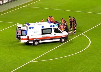 سيارة الإسعاف دخلت الملعب.. اصطدام مروع بين لاعبين في كأس تركيا