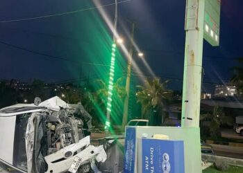 تدهور مركبة واصطدامها بصراف آلي داخل محطة محروقات في إيدون