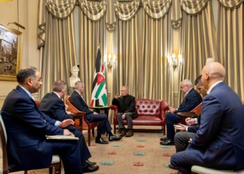 الملك يلتقي رئيس أركان الدفاع البريطاني في لندن