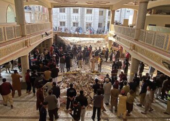 12 قتيلا وأكثر من 80 جريحا في انفجار مسجد في الباكستان