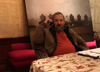 تحت ضغط الانتقادات.. إيهود باراك يعترف بعلاقته مع إبستين ويعبر عن الندم