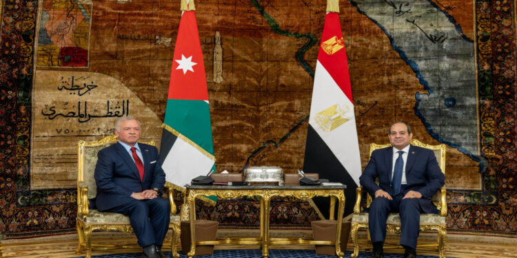 الملك يغادر أرض الوطن متوجها إلى القاهرة