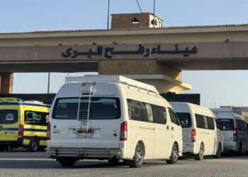 وصول الدفعة الأولى من الفلسطينيين العائدين من مصر إلى غزة