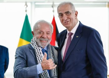 الكوفية على كتف “لولا”.. مشهد استثنائي في القصر الرئاسي البرازيلي يتصدر المنصات