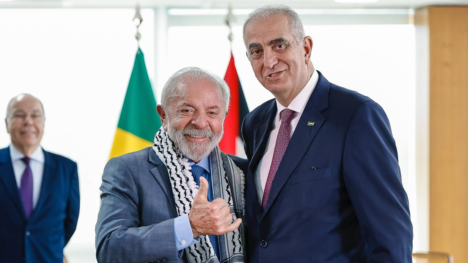 الكوفية على كتف “لولا”.. مشهد استثنائي في القصر الرئاسي البرازيلي يتصدر المنصات