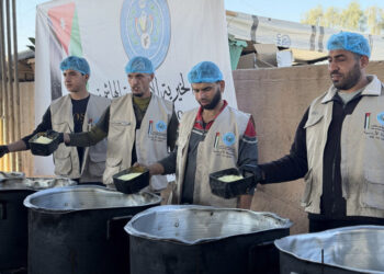 الحملة الأردنية والخيرية الهاشمية تواصلان توزيع وجبات الطعام على النازحين في قطاع غزة
