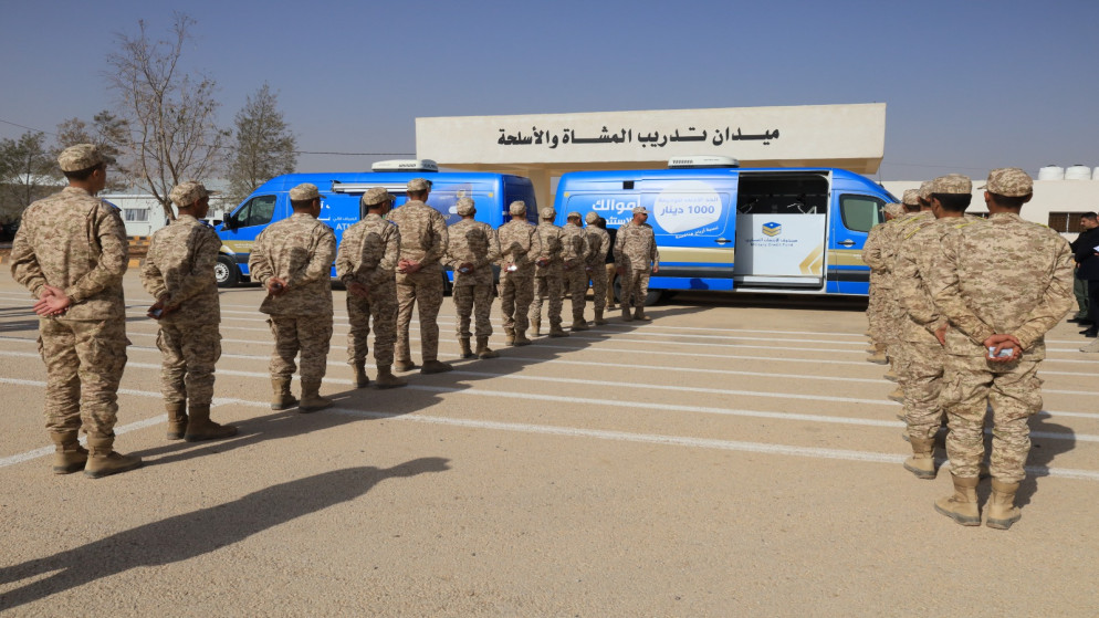 فتح حسابات وتوزيع بطاقات الصراف الآلي للمكلفين بخدمة العلم