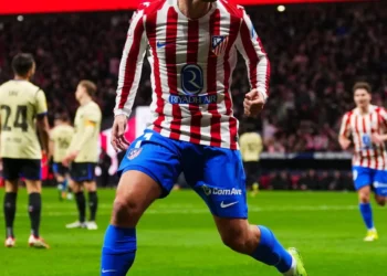 أتلتيكو يقسو على برشلونة برباعية في نصف نهائي الكأس