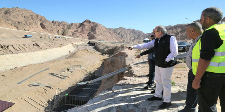 وزير الأشغال غير مرتاح لآلية العمل بمشاريع أضرار السيول في العقبة