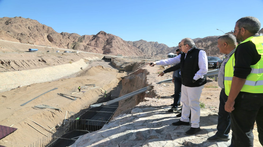 وزير الأشغال غير مرتاح لآلية العمل بمشاريع أضرار السيول في العقبة