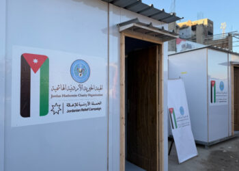 الخيرية الهاشمية تبدأ بتصنيع وتركيب وتوزيع المنازل المتنقلة من داخل غزة