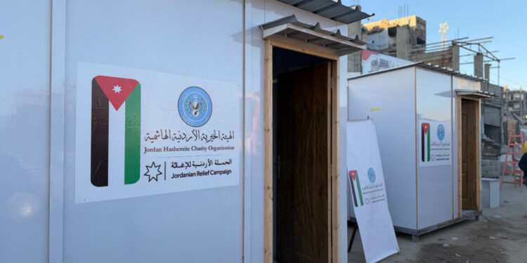 الخيرية الهاشمية تبدأ بتصنيع وتركيب وتوزيع المنازل المتنقلة من داخل غزة