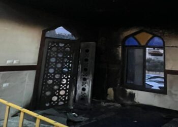 مستوطنون يحرقون مسجدا ويخطون شعارات عنصرية غرب نابلس